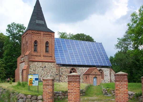 Solcellspaneler installerade på en kyrka i norra Tyskland. Solcellspaneler installerade på en kyrka i norra Tyskland; källa: Christian Pagenkopf, via Wikimedia Commons